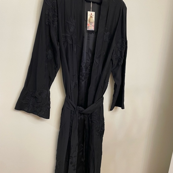 NWT Johnny Was|| SILK CHARMEUSE EMBROIDERED ROBE/KIMONO size large - Picture 7 of 16